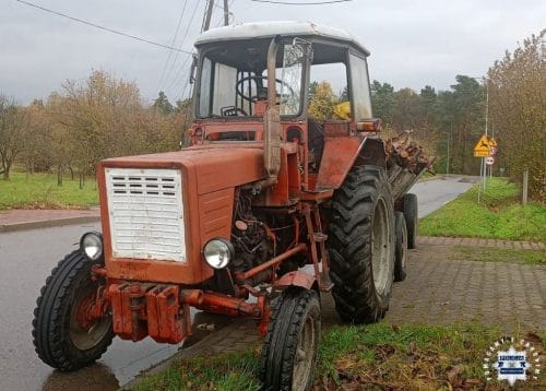 Ciągnik bez przeglądu od 25 lat. Kierowca bez uprawnień zatrzymany przez policję