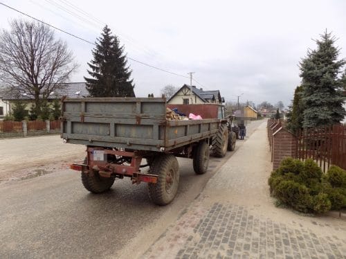 Koniec z przewozem ludzi na przyczepach. Nowe prawo, wysokie kary i utrata prawa jazdy