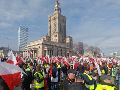 Protest rolników. "Marsz gwieździsty" przechodzi przez Warszawę