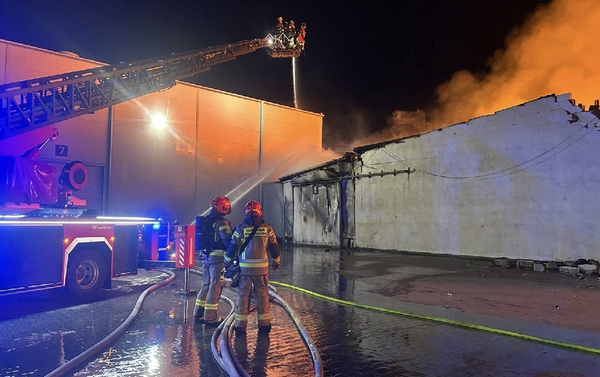 Rozległy pożar suszarni w Bramkach. Spłonęły hale produkcyjne